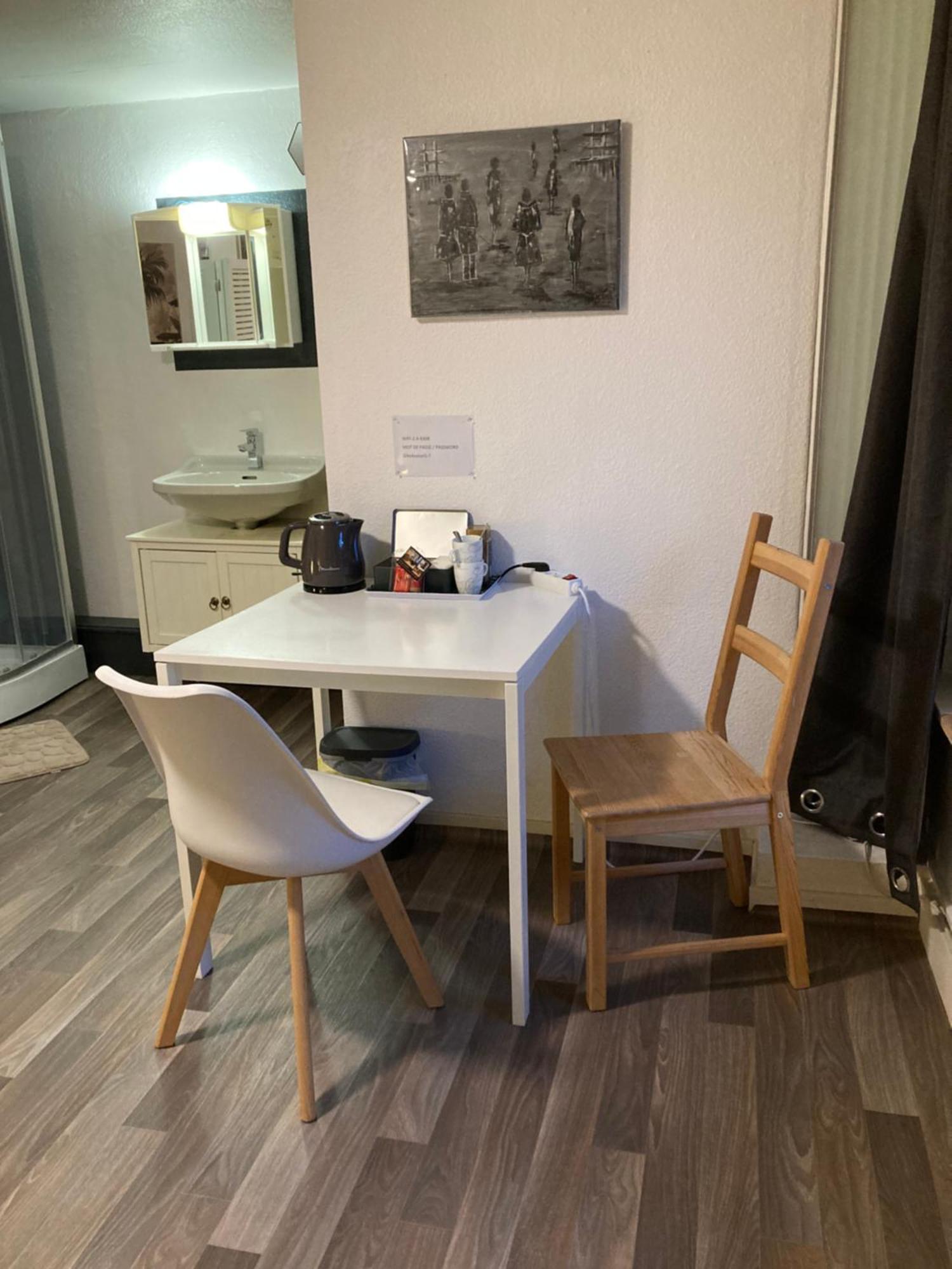Gite D'Avalon Chambre 7 디넝 외부 사진