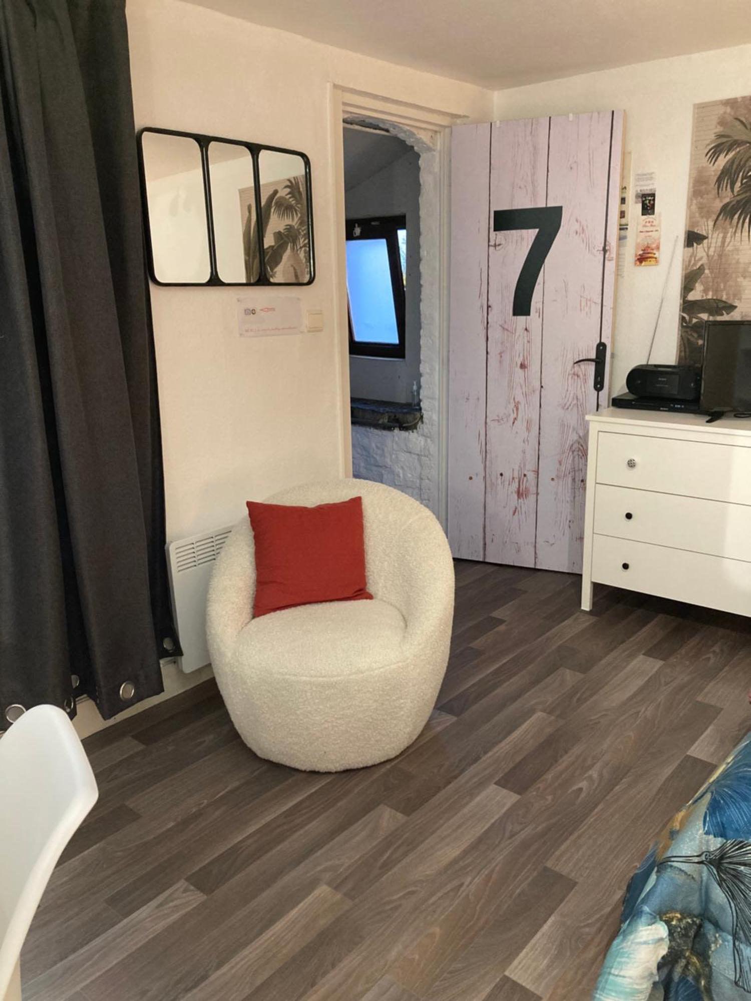 Gite D'Avalon Chambre 7 디넝 외부 사진