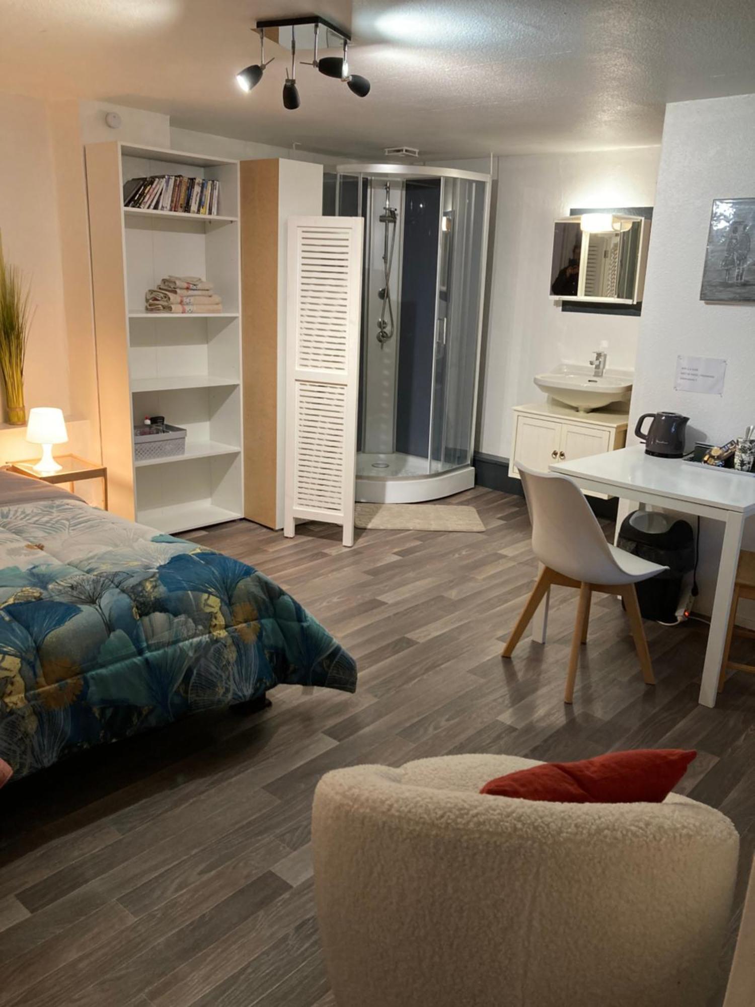 Gite D'Avalon Chambre 7 디넝 외부 사진